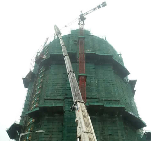 南川吊车在工地上作业